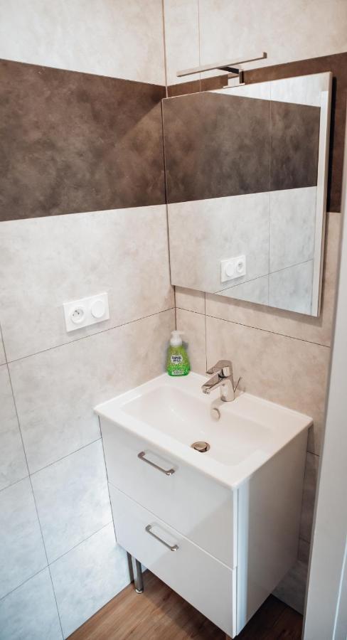 Appartement Neuf, Moderne Et Confortable! Ernée エクステリア 写真